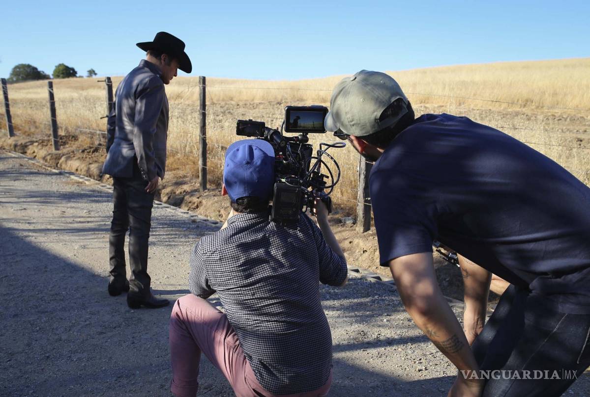 $!El líder de Los Tigres del Norte, Jorge Hernández, a la izquierda, durante la filmación del documental Los Tigres del Norte: Historias que contar.