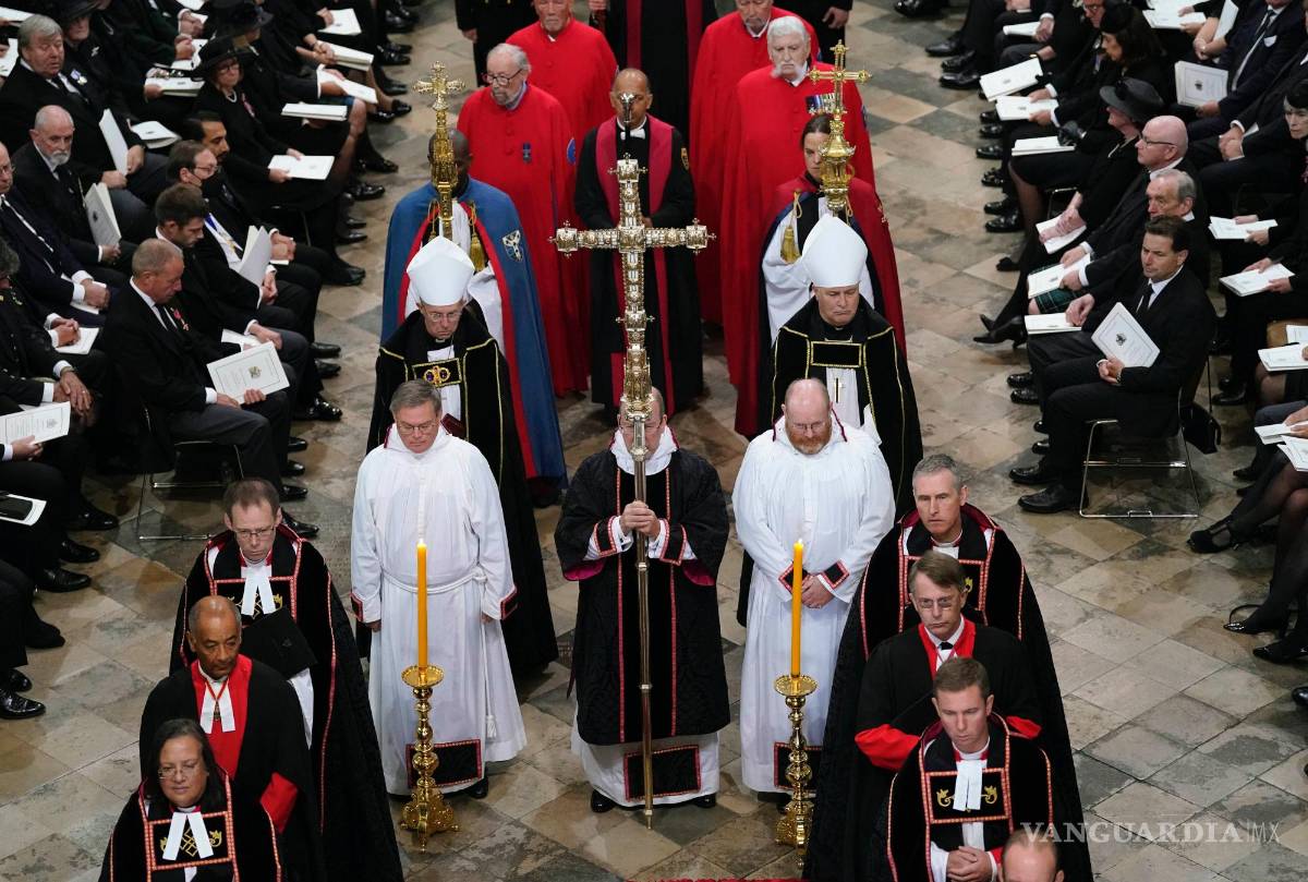 $!Los miembros del clero esperan que el ataúd de la reina Isabel II de Gran Bretaña llegue a la Abadía de Westminster antes de su funeral de estado, en Londres.