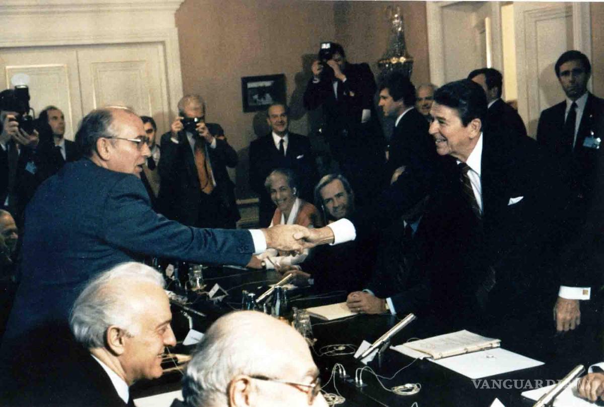 $!El líder soviético Mikhail Gorbachev (i) le da la mano al presidente estadounidense Ronald Reagan en la conferencia de Ginebra en noviembre de 1985.