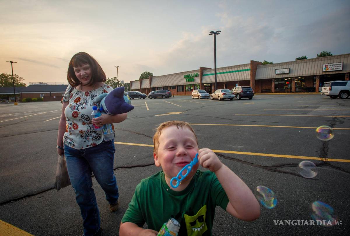 $!Amy Bingham, que participó en un ensayo clínico del fármaco zuranolona, y su hijo Benjamin en un centro comercial de Gibsonville, Carolina del Norte.