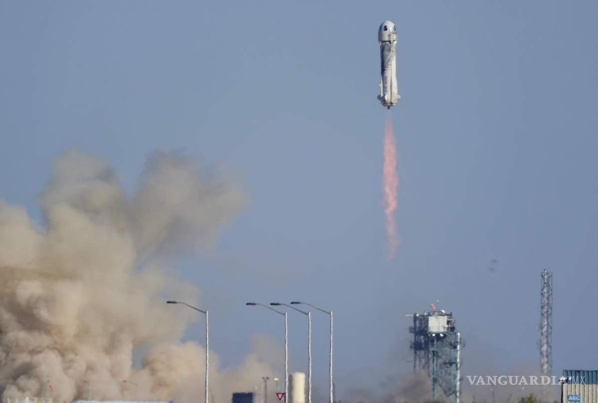$!El cohete New Shepard de Blue Origin se lanza con los pasajeros William Shatner, Chris Boshuizen, Audrey Powers y Glen de Vries desde su puerto espacial cerca de Van Horn, Texas. AP/LM Otero