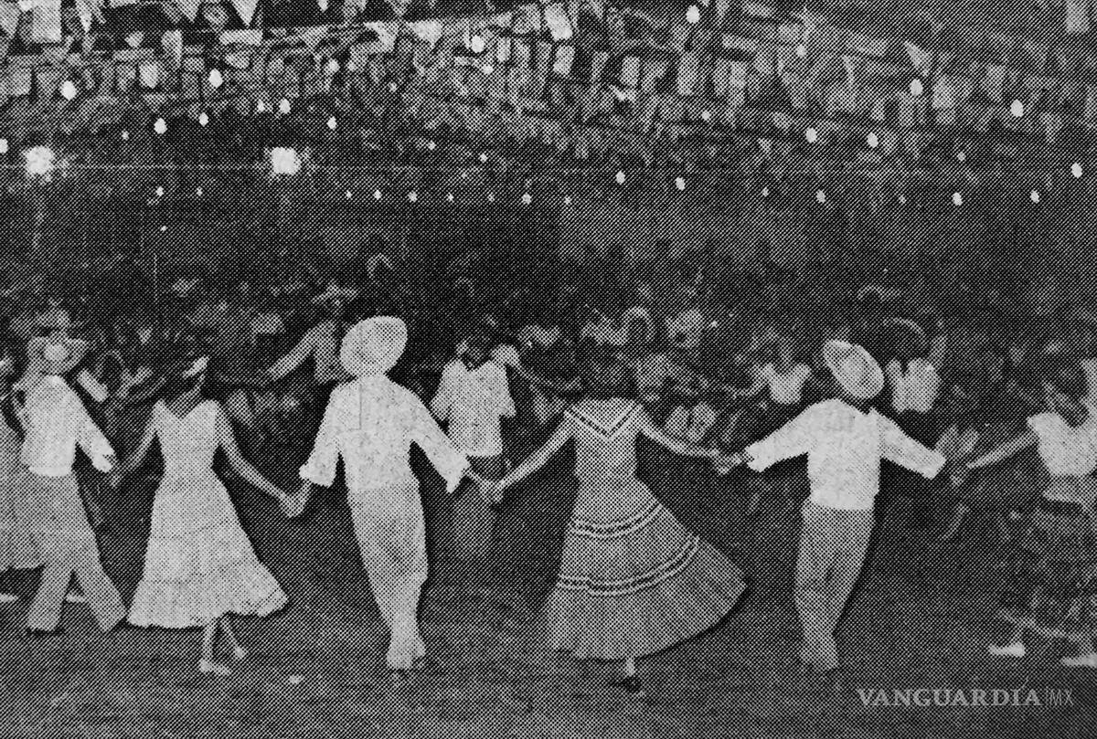 $!La enorme cantidad de asistentes a los bailes rancheros no impedía de forma alguna que todos se divirtieran y gozaran la velada. Aquí, la gente contempla la variedad ofrecida por la “Acuña”.