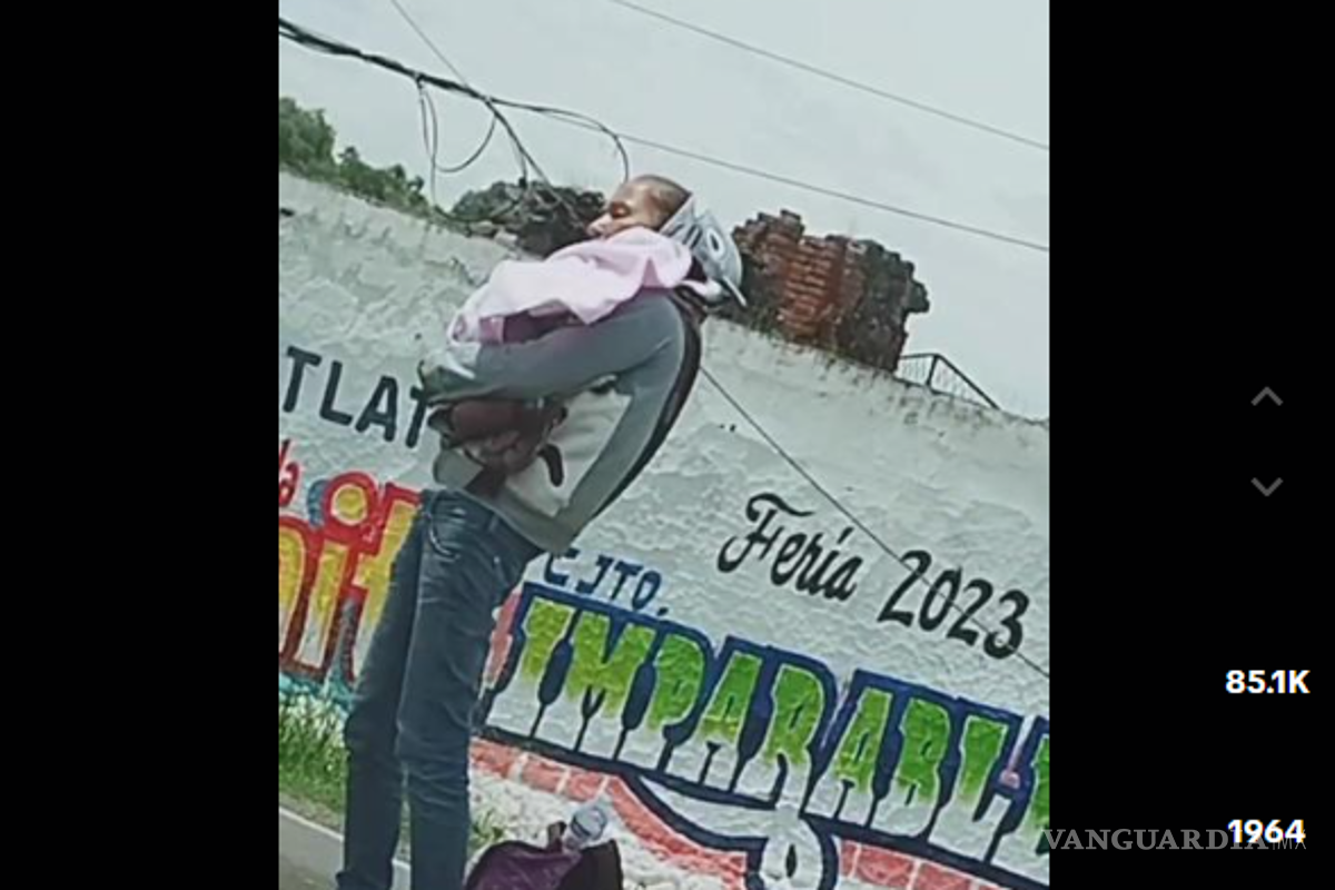 Mujer pedía dinero para su bebé, pero en realidad traía un perro (video)