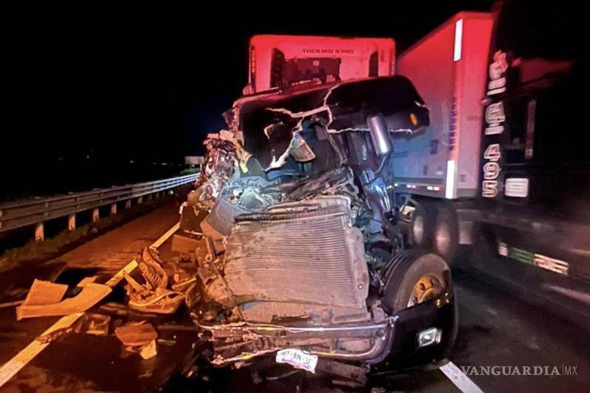 $!Personal de emergencia y autoridades acudieron al lugar del accidente, atendiendo la situación en el kilómetro 209.