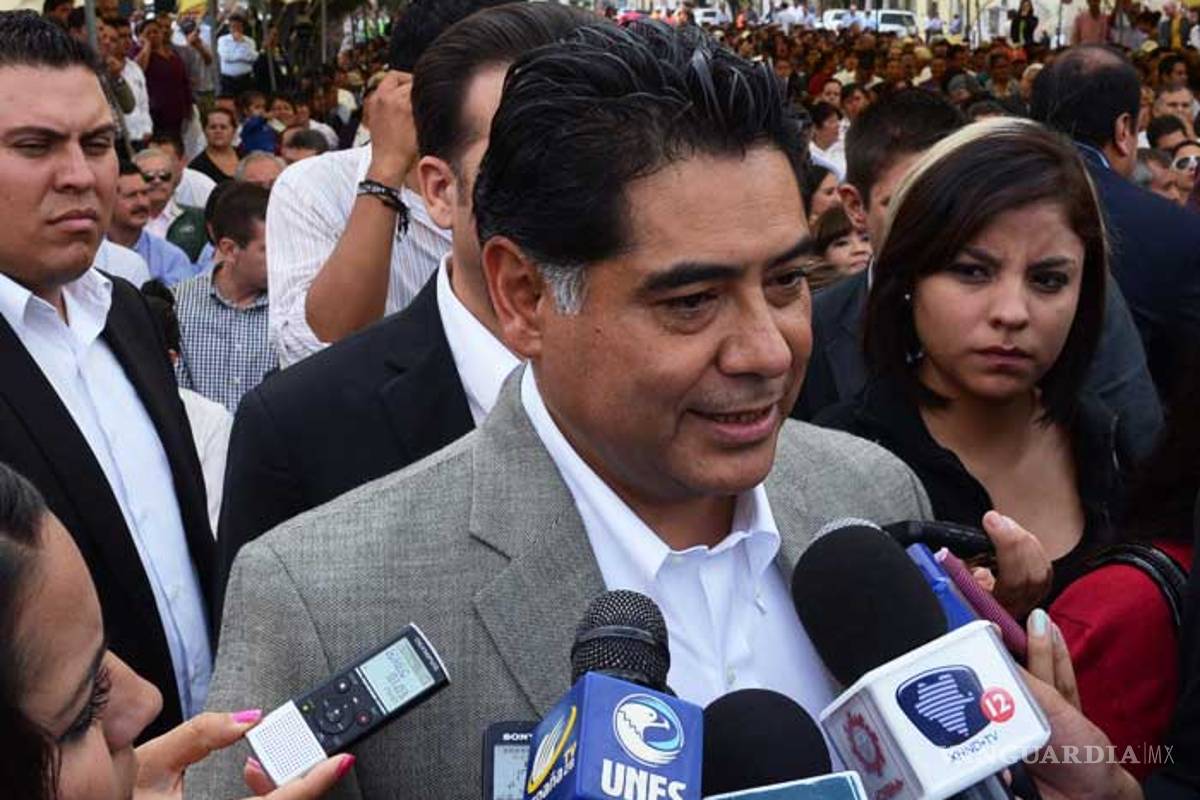 Gobernador de Durango prometió donar sueldo para construir casas... y el dinero acaba en iglesias