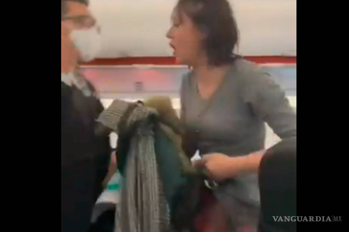 Bajan a mujer de avión por negarse a usar cubrebocas; les tose en venganza