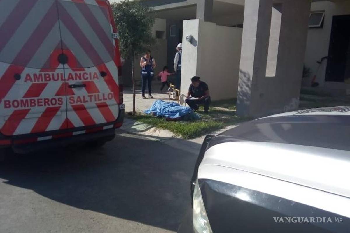 Infarto fulminante mata a jardinero que realizaba sus labores en fraccionamiento de Saltillo