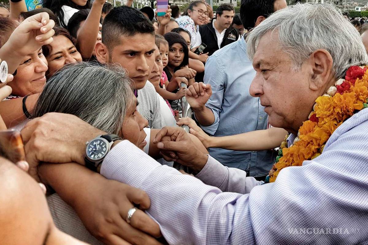 Reparte AMLO tarjetas con su número de teléfono en Guerrero