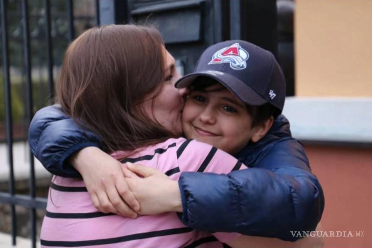 Niño ucraniano viaja solo casi mil kilómetros para reunirse con su madre