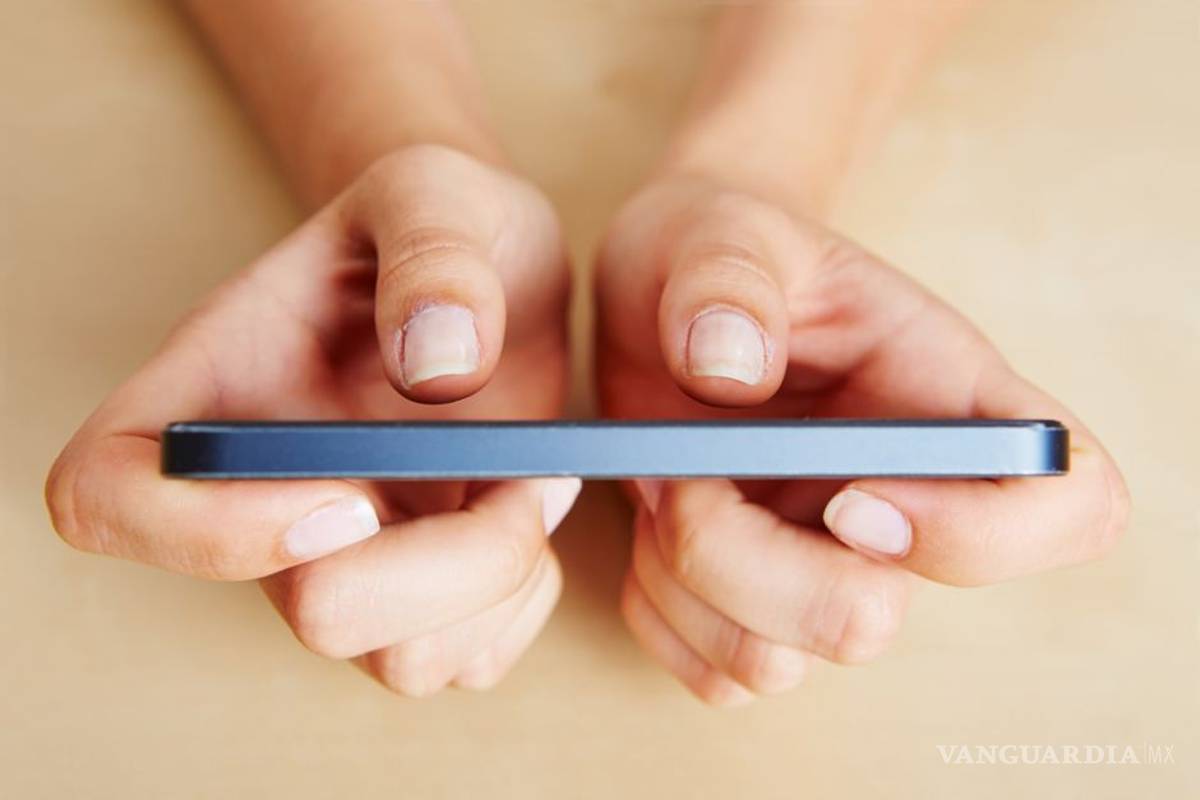 Este es el padecimiento que pueden desarrollar millones de jóvenes... ¡por culpa del celular!