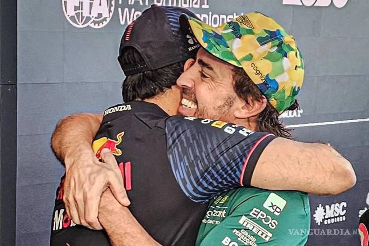 ‘Para mí fueron como 30 vueltas’, afirma Fernando Alonso tras pelea ‘llanta a llanta’ con Sergio Checo Pérez
