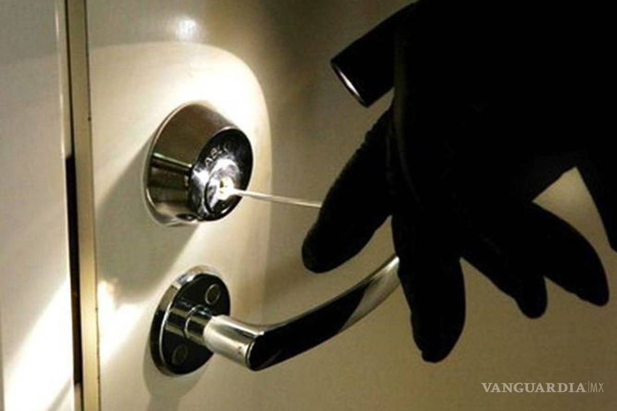 Lo acusa de robo e intenta matarlo