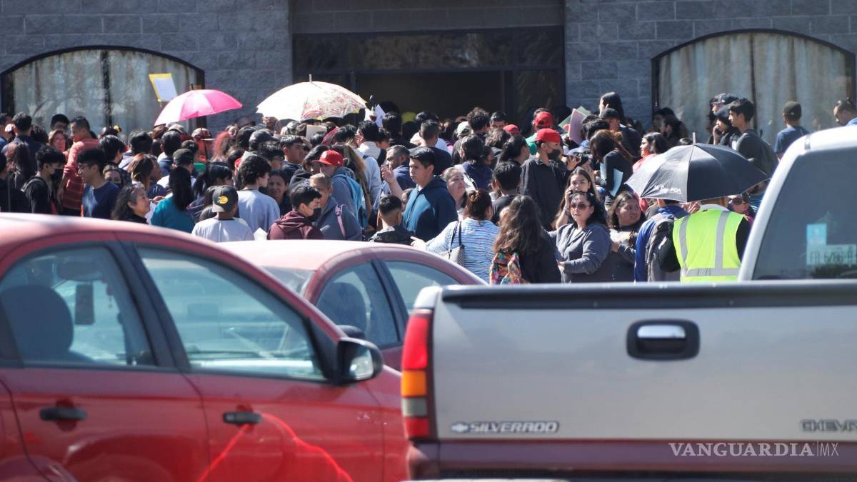 Desorganización y caos en la entrega de becas ‘Benito Juárez’ en Ramos Arizpe