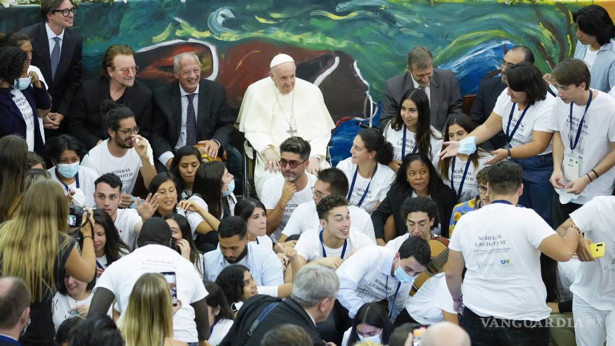 Bono, líder de U2, aplaude el programa educativo lanzado por el papa Francisco