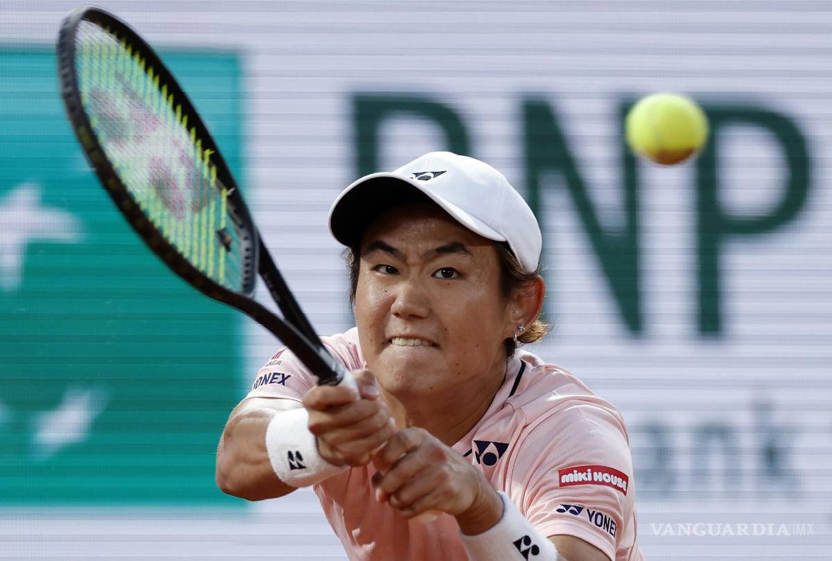 $!Yoshihito Nishioka de Japón juega contra Novak Djokovic de Serbia en su partido de primera ronda de hombres en Roland Garros en París, Francia.