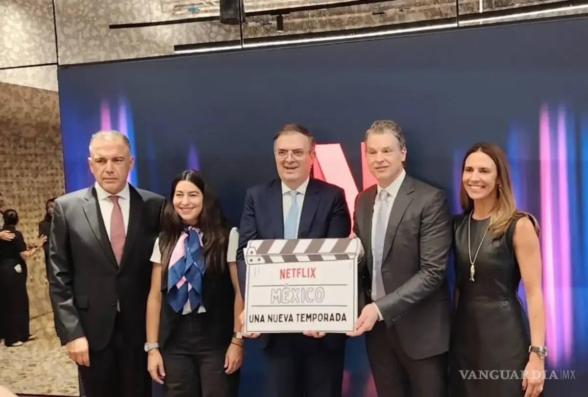$!El co-CEO de Netflix, Greg Peters, inauguró este 17 de febrero las nuevas oficinas de la compañía en la CDMX. Al centro con Marcelo Ebrard, secretario de Economía.