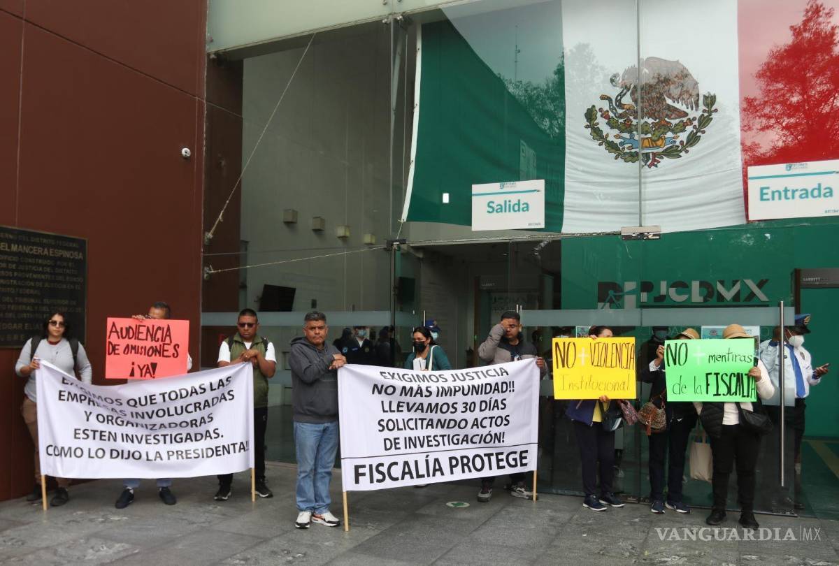 $!CIUDAD DE MÉXICO, 10 SEPTIEMBRE 2025.- Familiares de la fotógrafa Citlali Berenice Giles Rivera, exigieron justicia afuera del Edificio José María Morelos y Pavón del Poder Judicial de la Ciudad de México. La joven, de 28 años, perdió la vida junto a su colega Miguel Ángel Rojas Hernández, de 26, tras el colapso de una estructura decorativa mal colocada en el Parque Bicentenario el pasado 5 de abril. La familia Giles Rivera expresó su frustración ante la falta de avances en la investigación, acusando a la Fiscalía de proteger a empresas organizadoras del evento, específicamente a Ocesa, coorganizadora del festival, y a la empresa Lobo, encargada de la seguridad.
