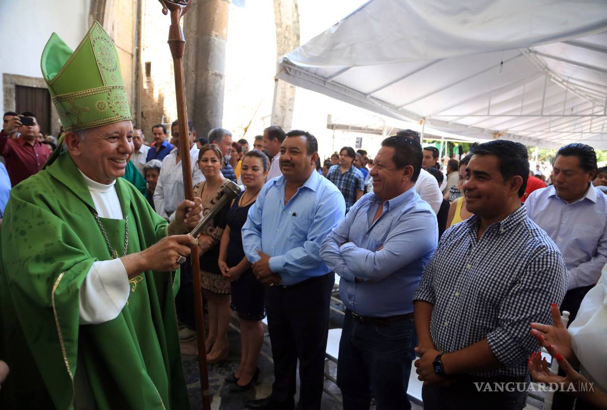 $!Van diputados a misa y obispo les pide no comprar votos