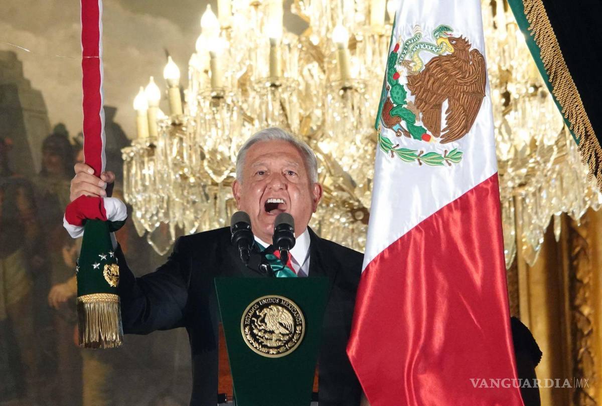 $!Andrés Manuel López Obrador, exresidente de México, y su esposa Beatriz Gutiérrez Müller, encabezaron el 6to y último Grito de la Independencia en el Zócalo. Los acompañaron Claudia Sheinbaum, Presidenta Electa de México.
