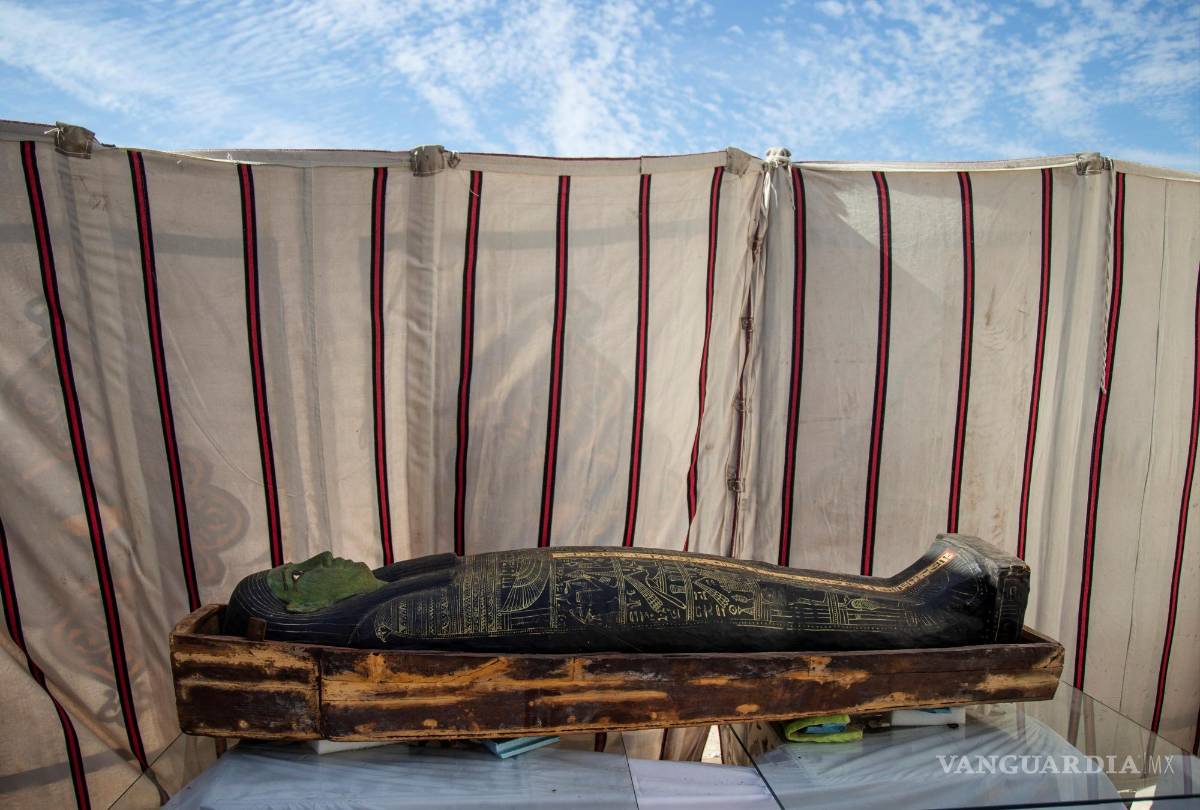 $!17/01/2021.- Momia y piezas descubiertas en el templo funerario de la reina Nearit, esposa del rey Teti, del yacimiento arqueológico de Saqqara, Egipto. EFE/EPA/Mohamed Hossam