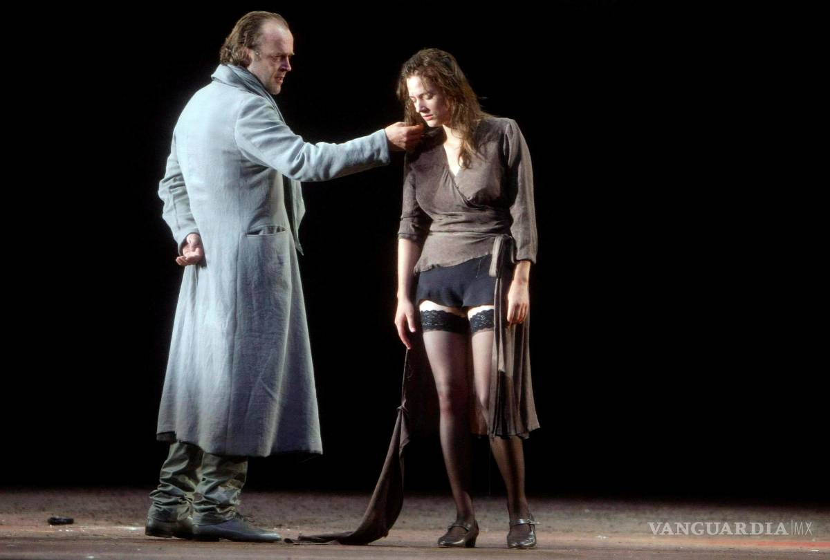 $!El actor Sven-Eric Bechtolf, en el papel de Svidrigailov, y la actriz Marie Burchard, como Dunya, durante el ensayo de Crimen y Castigo. EFE/Hans Klaus Techt.