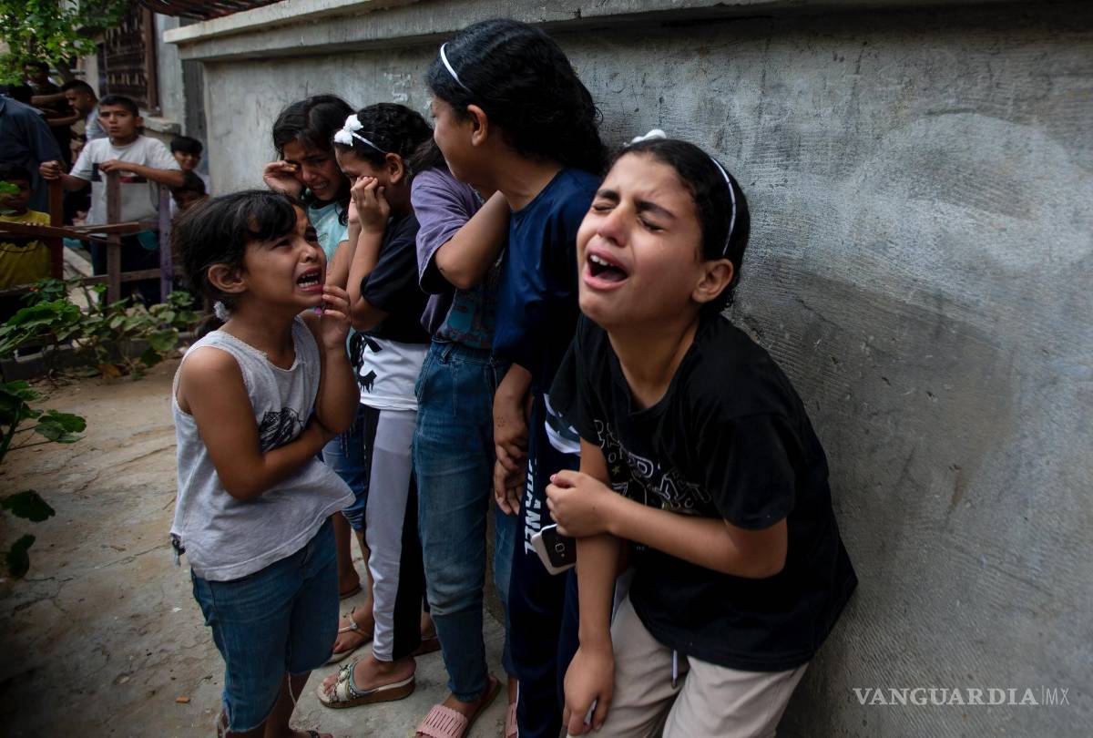 $!Niños reaccionan durante el funeral del palestino Tamim Hijazi, quien murió en un ataque aéreo israelí, en Khan Yunis, en el sur de la Franja de Gaza.