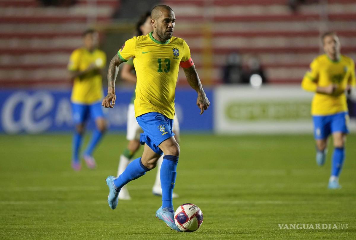$!El brasileño Dani Alves controla el balón durante un partido de clasificación para la Copa Mundial de la FIFA Qatar 2022 contra Bolivia en La Paz, Bolivia.