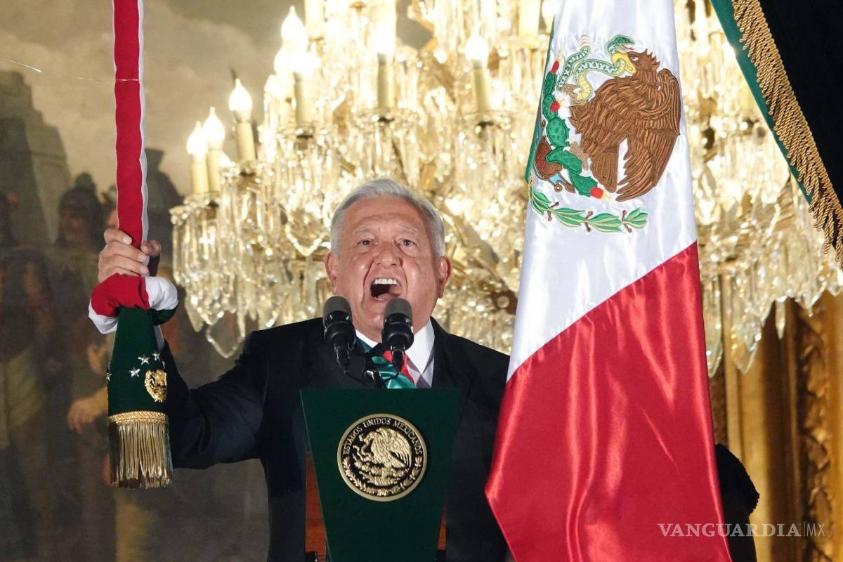 $!Andrés Manuel López Obrador, exresidente de México, y su esposa Beatriz Gutiérrez Müller, encabezaron el 6to y último Grito de la Independencia en el Zócalo. Los acompañaron Claudia Sheinbaum, Presidenta Electa de México.