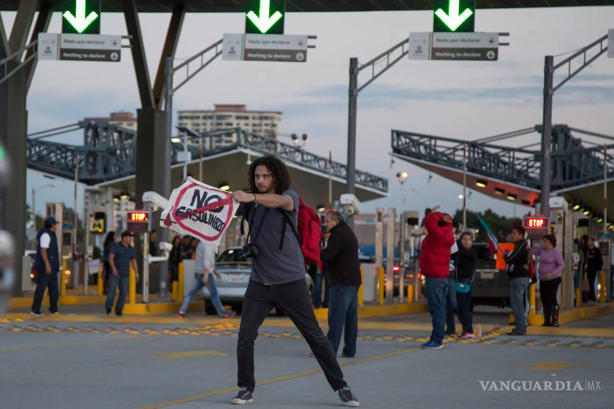 Manifestantes toman aduana de Tijuana en protesta por gasolinazo