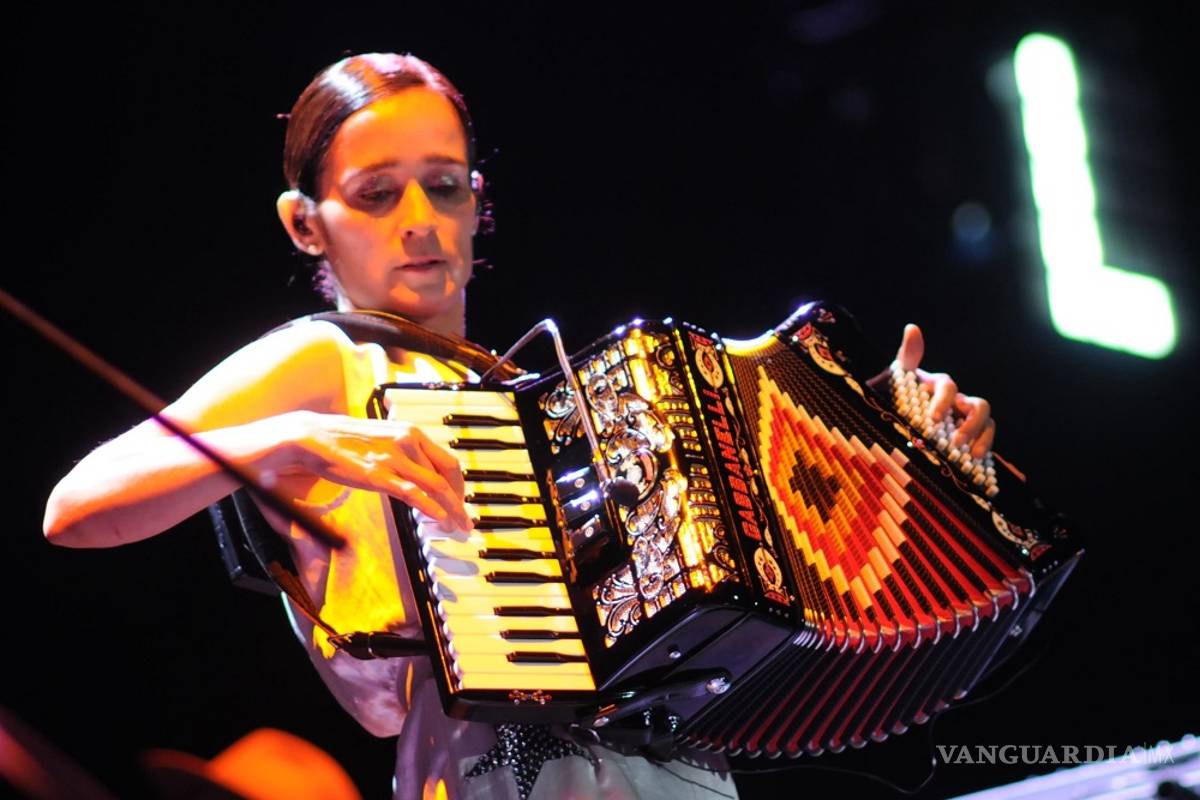 $!¿Julieta Venegas está embarazada? Fotos podrían confirmarlo