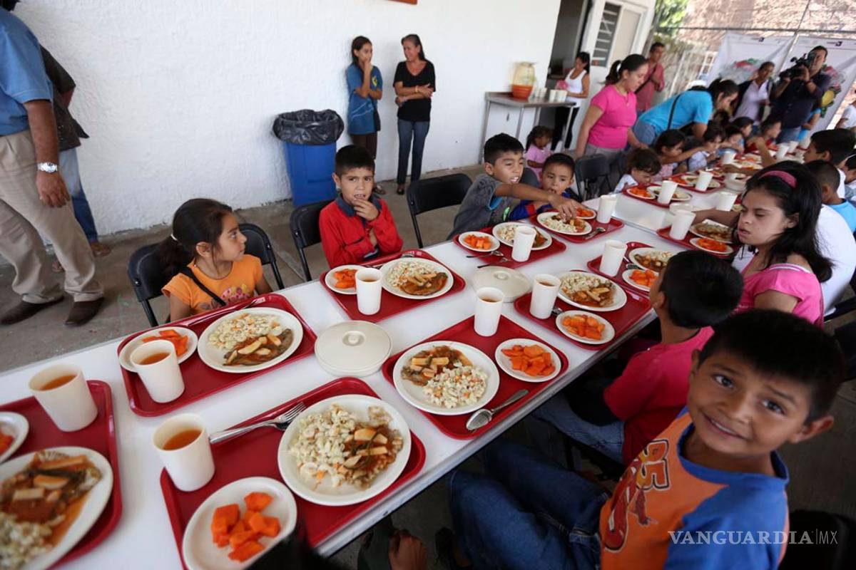 Huevo en polvo o carne enlatada, el menú en comedores comunitarios de Sedesol