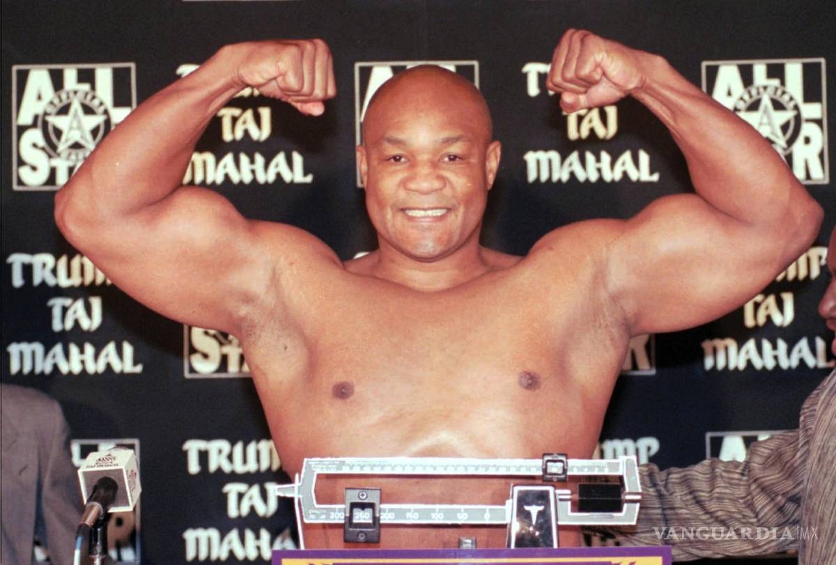 $!El boxeador de peso pesado George Foreman se pesa para su próxima pelea contra Shannon Briggs en el Trump Taj Mahal Casino Resort en Atlantic City, el 20 de noviembre de 1997.