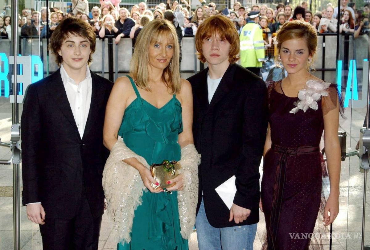 $!JK Rowling con las estrellas que pusieron cara a sus creaciones de la historia de magos Daniel Radcliffe (izquierda), Rupert Grint y Emma Watson en Londres en 2004.