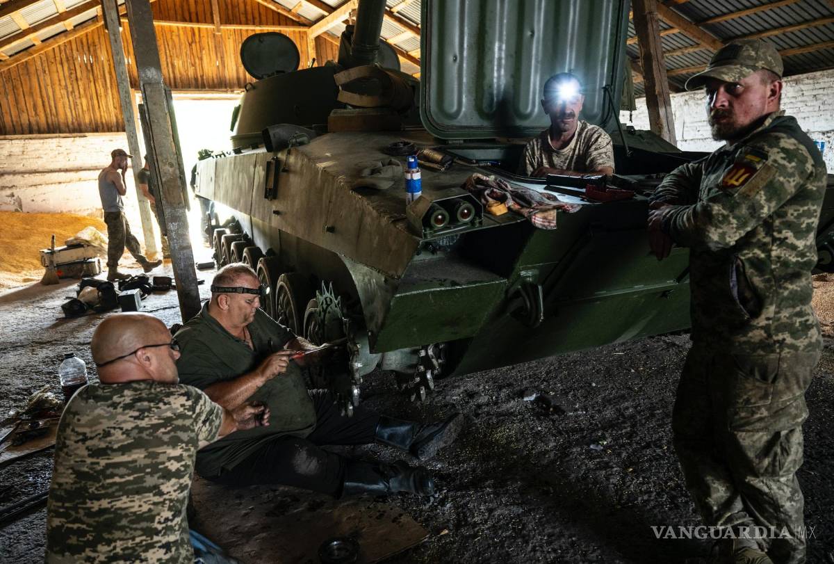 $!Soldados de la 128.a Brigada reparando una pieza de artillería averiada escondida dentro de un edificio en la región de Zaporizhzhia en Ucrania.