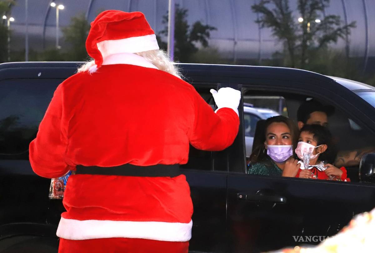 $!Tránsitos de Nuevo León se visten de Santa Claus para invitar al uso del cubrebocas