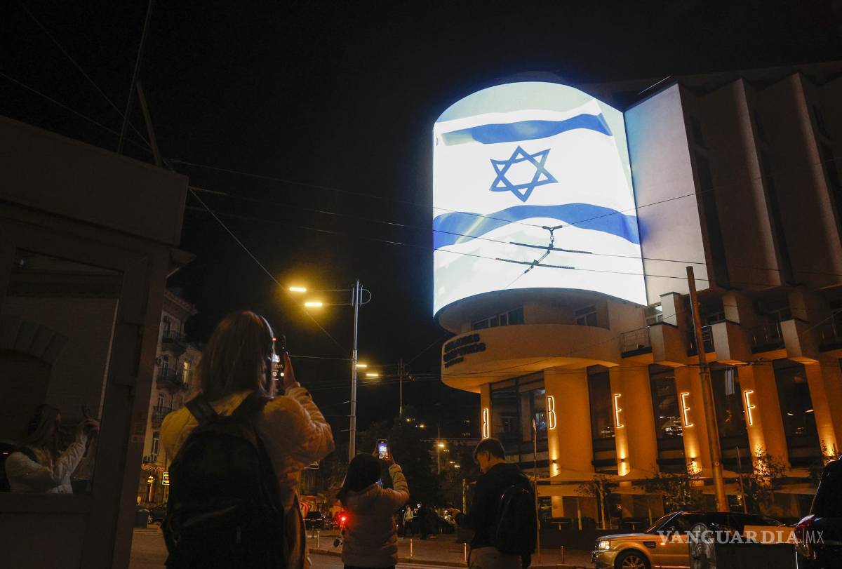 $!Una persona observa la bandera israelí en pantallas publicitarias digitales en las calles de la capital ucraniana como muestra de solidaridad con el pueblo israelí.