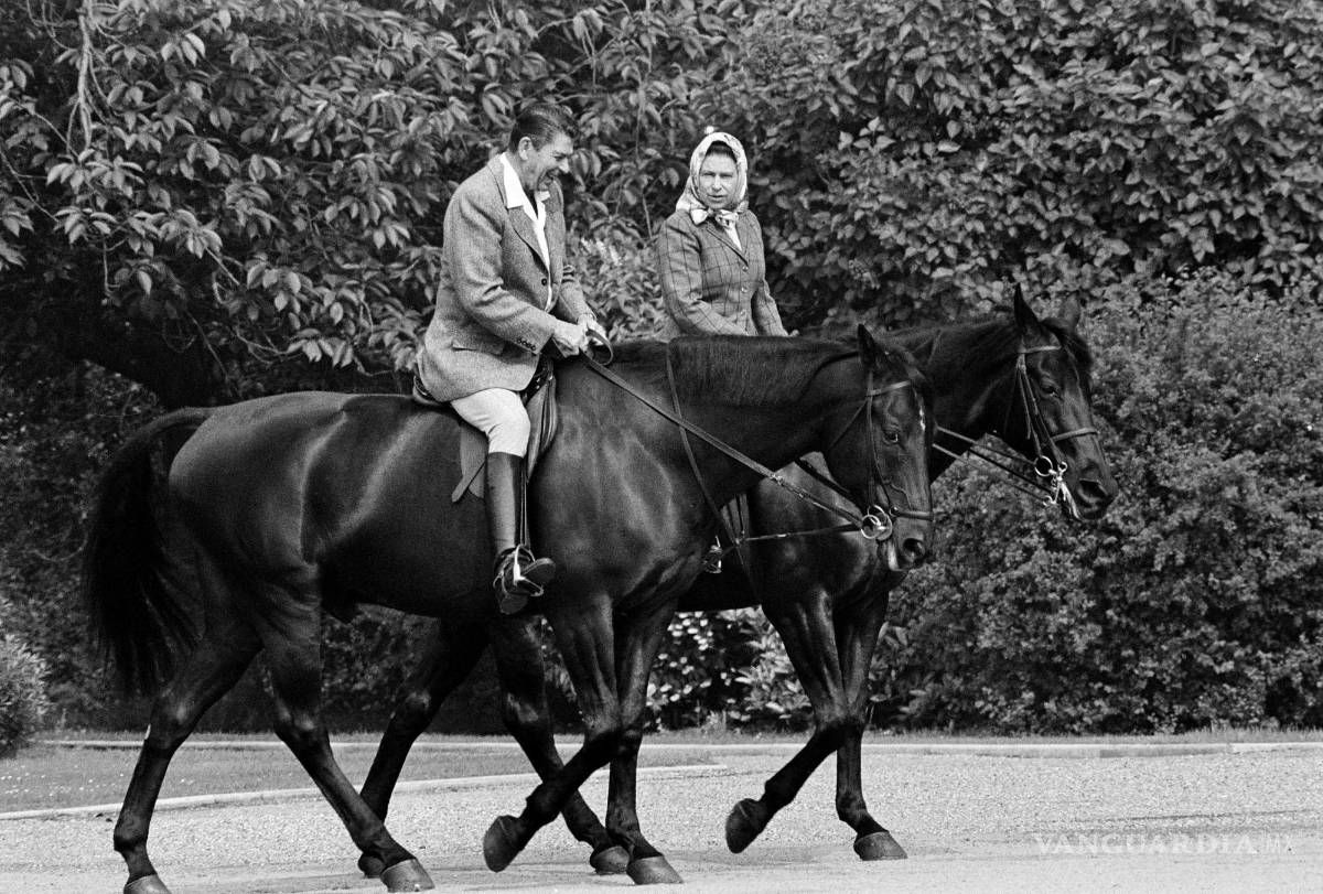 $!Imagen del 8 de junio de 1982, el presidente de EU, Ronald Reagan, montado en Centennial, y la reina Isabel II montan a caballo en Windsor, Inglaterra.