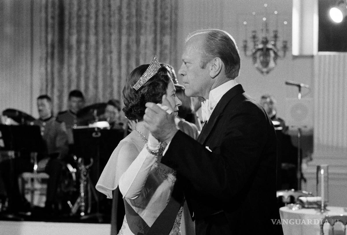$!7 de julio de 1976, el presidente de EU, Gerald Ford, baila con la reina Isabel II en el comedor de estado de la Casa Blanca.