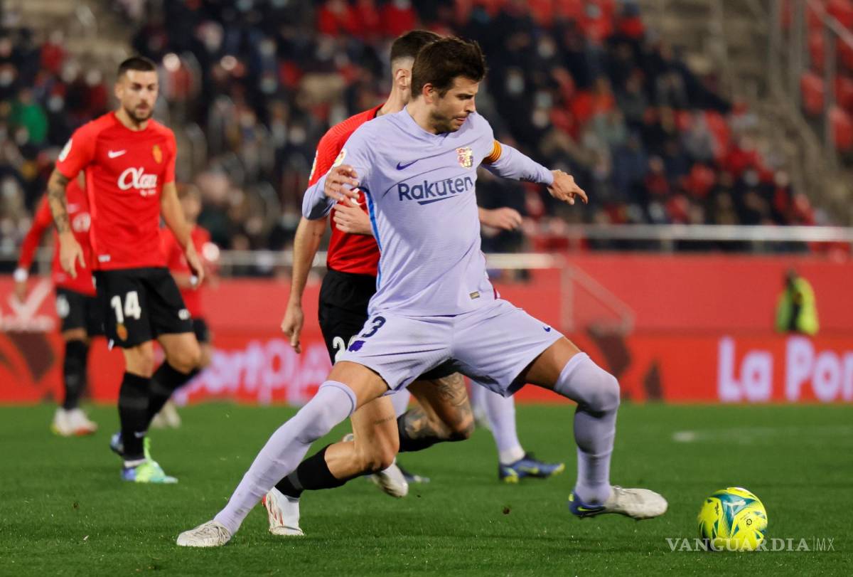 $!En la fotografía publicada, Piqué asegura que se trata del 50% de su nómina al 30 de diciembre, con la cifra de 2 millones de euros. FOTO: CATI CLADERA / EFE.