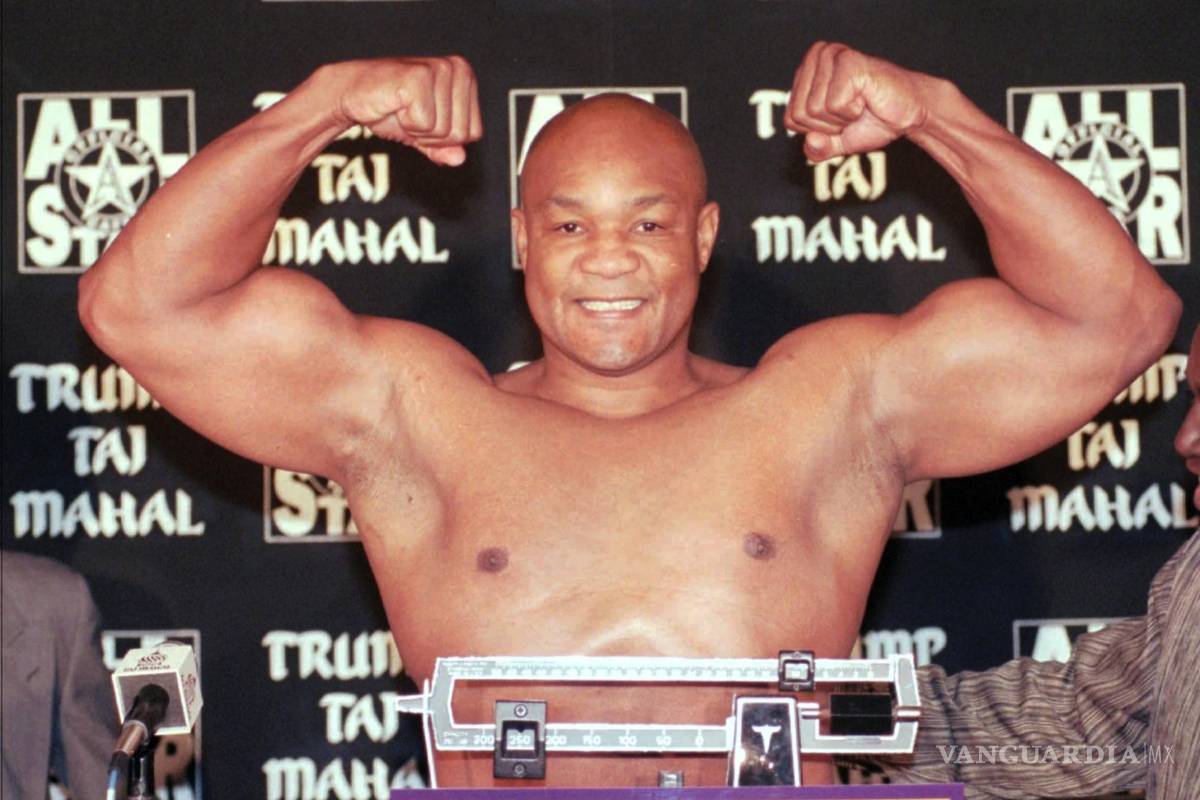 $!El boxeador de peso pesado George Foreman se pesa para su próxima pelea contra Shannon Briggs en el Trump Taj Mahal Casino Resort en Atlantic City, el 20 de noviembre de 1997.