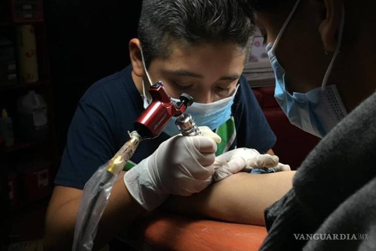 A sus 11 años... ¡Brandon ya es el tatuador más joven de México! (video)