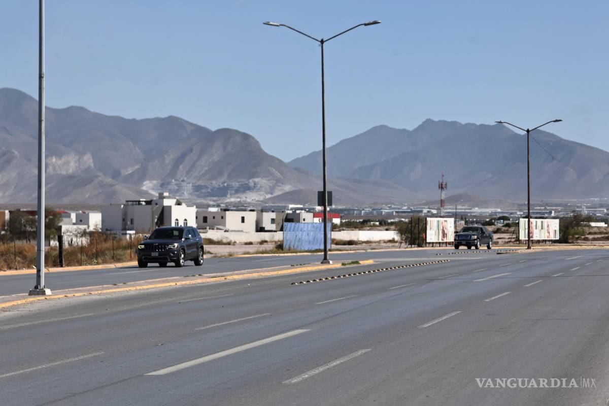 $!Señalización blanca utilizada para el maratón se mezcla con los carriles de circulación.