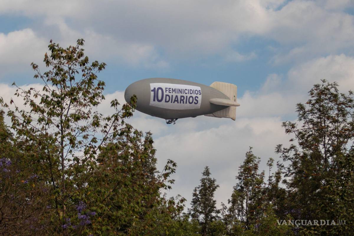 $!Este 7 de marzo en la cdmx, desde temprana hora un zeppelin fue puesto en vuelo para exigir justicia ante los casos de violencia y feminicidios registrados en el país.