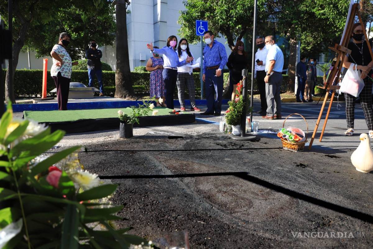 Preservan en Guadalupe, Nuevo León, imagen de virgen en estacionamiento