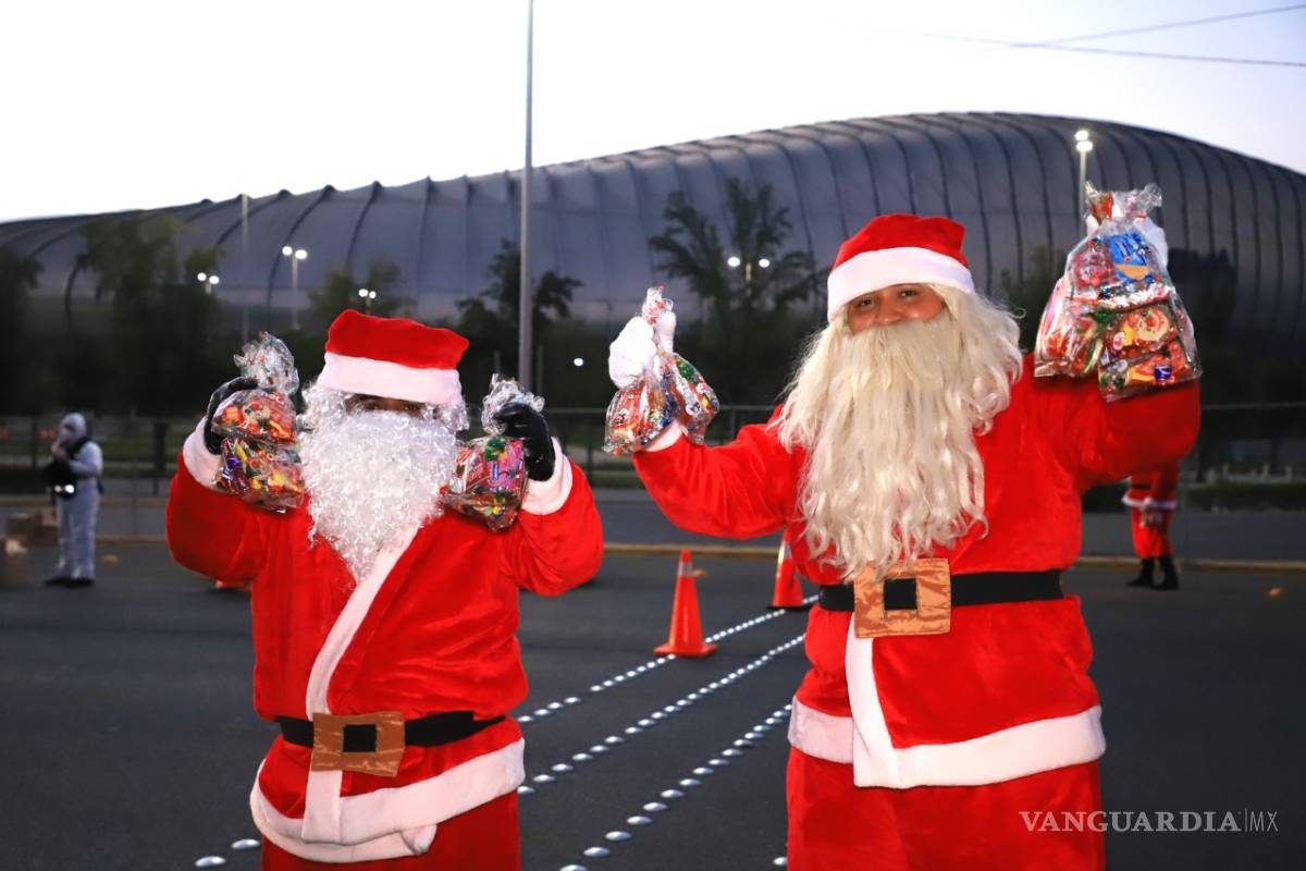 Tránsitos de Nuevo León se visten de Santa Claus para invitar al uso del cubrebocas