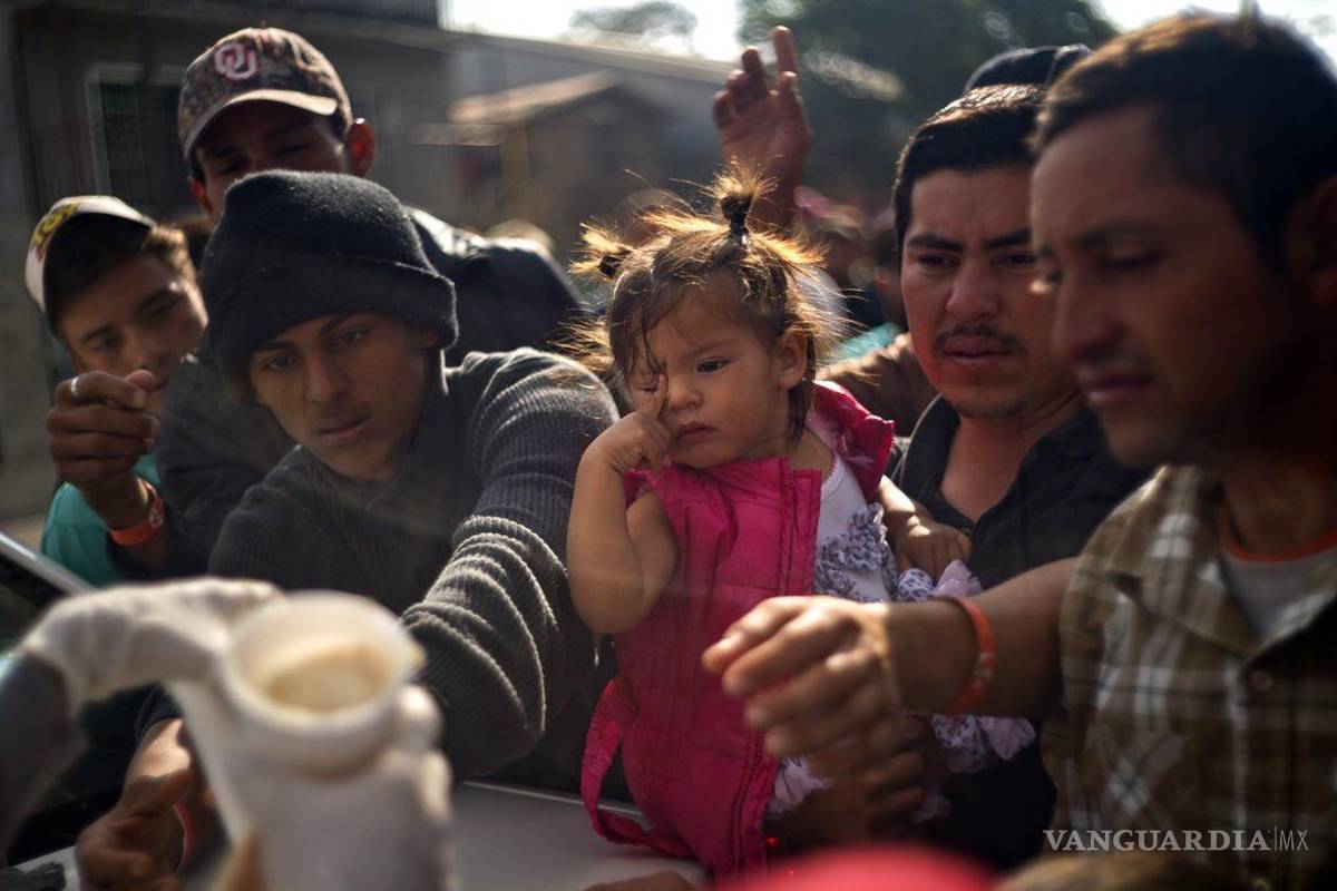 Migrantes centroamericanos prefieren entregarse a las autoridades de EU y solicitar asilo político