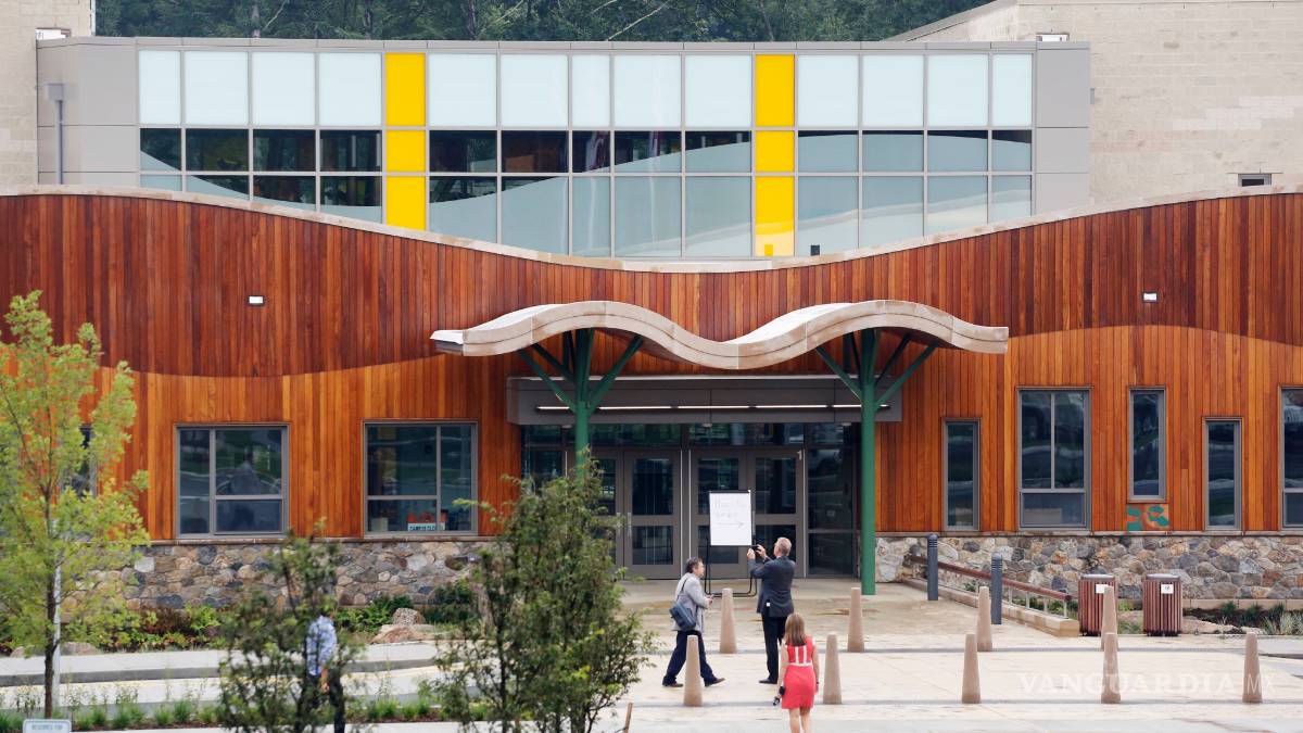 Luego de cuatro años de la masacre, reabre escuela Sandy Hook
