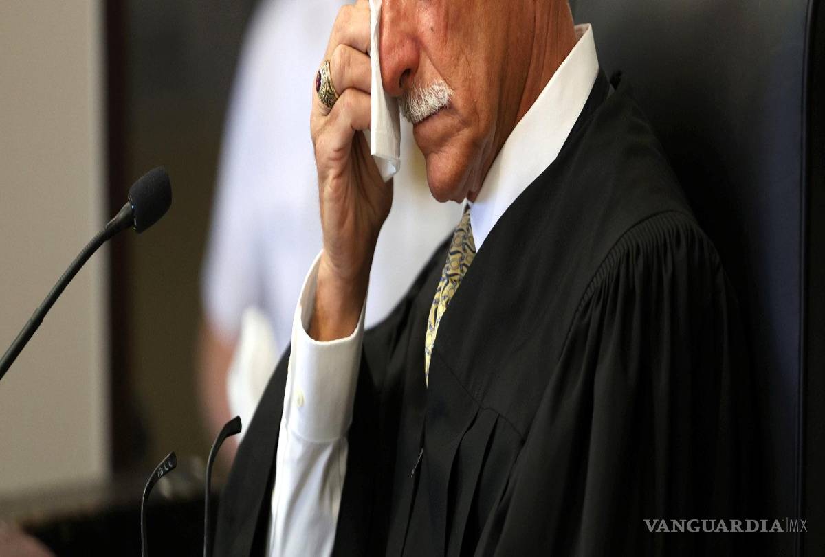 $!El juez Tim Mazzei se emociona al escuchar la declaración de la víctima de Jasmine Robinson durante la sentencia de Rex Heuermann en Riverhead.