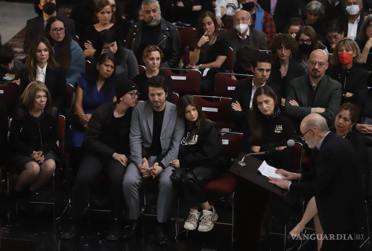 $!En el homenaje póstumo al arquitecto y escenógrafo Alejandro Luna en el Palacio de Bellas Artes, estuvieron Diego Luna, sus hijos, la mamá de ellos Camila Sodi y Marina de Tavira, novia del actor.
