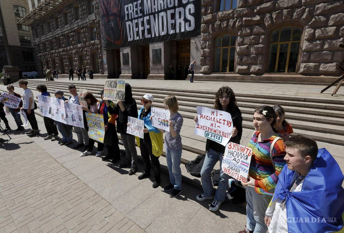 $!Activistas LGBTQ+ ucranianos se manifestación con motivo del día Internacional contra la Homofobia, la Bifobia y la Transfobia (IDAHOBIT) en Kiev, Ucrania.